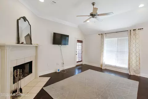 Living - 201 Edgewater Branch Dr, Brandon, MS 39042 photo 2 of 3