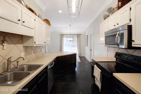 Kitchen - 201 Edgewater Branch Dr, Brandon, MS 39042 photo 1 of 5