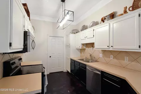 Kitchen - 201 Edgewater Branch Dr, Brandon, MS 39042 photo 5 of 5