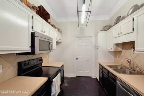 Kitchen - 201 Edgewater Branch Dr, Brandon, MS 39042 photo 2 of 5