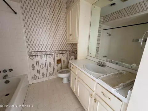 Bath - 5251 Old Canton Rd, Jackson, MS 39211 photo 1 of 2