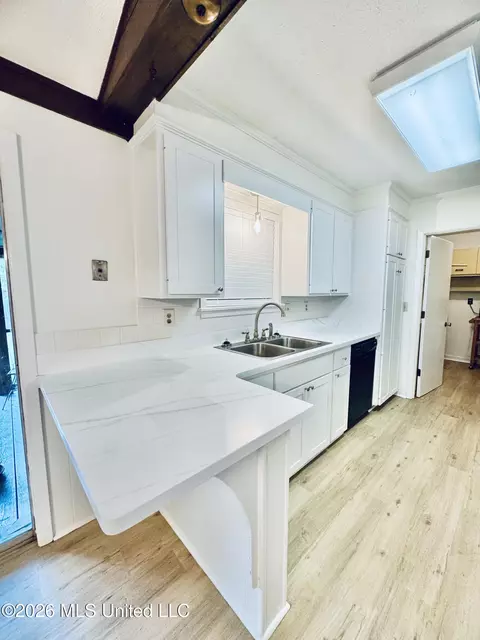 Kitchen - 2558 Upper Dr, Pearl, MS 39208 photo 2 of 8
