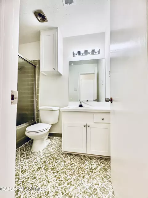Bath - 2558 Upper Dr, Pearl, MS 39208 photo 4 of 9