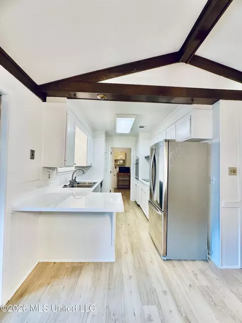 Kitchen - 2558 Upper Dr, Pearl, MS 39208 photo 1 of 8