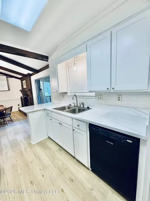 Kitchen - 2558 Upper Dr, Pearl, MS 39208 photo 5 of 8