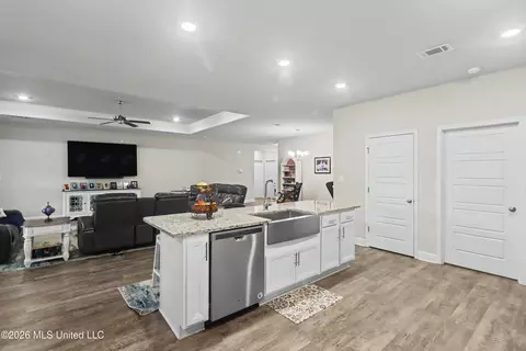 Entry Way - 6000 Seagull Dr, Long Beach, MS 39560 photo 2 of 3