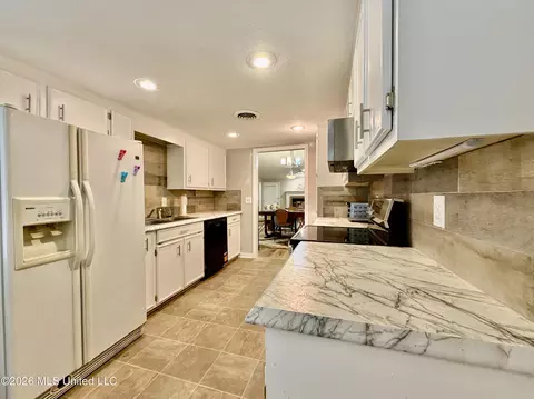 Kitchen - 59 Shore Dr, Clinton, MS 39056 photo 3 of 11