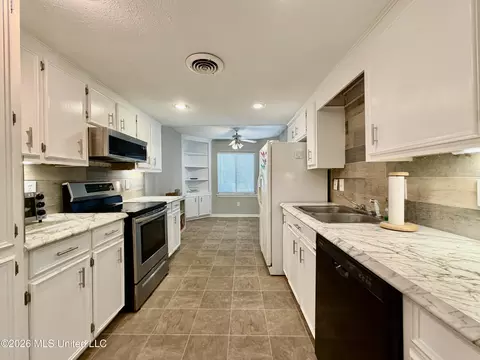 Kitchen - 59 Shore Dr, Clinton, MS 39056 photo 2 of 11