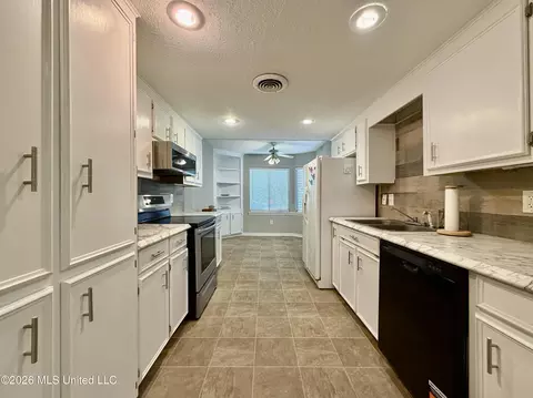 Kitchen - 59 Shore Dr, Clinton, MS 39056 photo 1 of 11