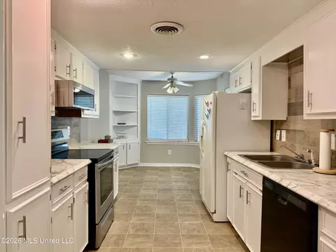 Kitchen - 59 Shore Dr, Clinton, MS 39056 photo 5 of 11