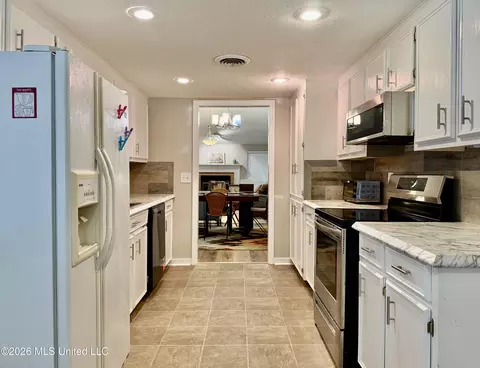 Kitchen - 59 Shore Dr, Clinton, MS 39056 photo 9 of 11