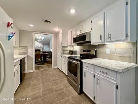 Kitchen - 59 Shore Dr, Clinton, MS 39056 photo 8 of 11