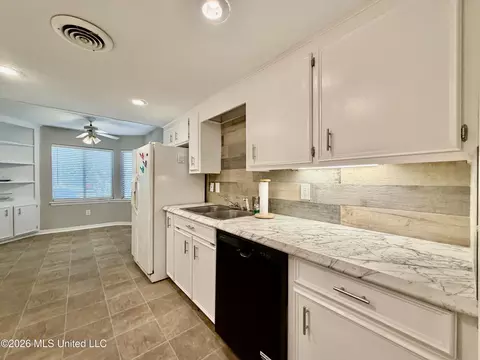 Kitchen - 59 Shore Dr, Clinton, MS 39056 photo 6 of 11