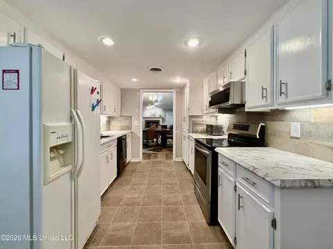 Kitchen - 59 Shore Dr, Clinton, MS 39056 photo 10 of 11
