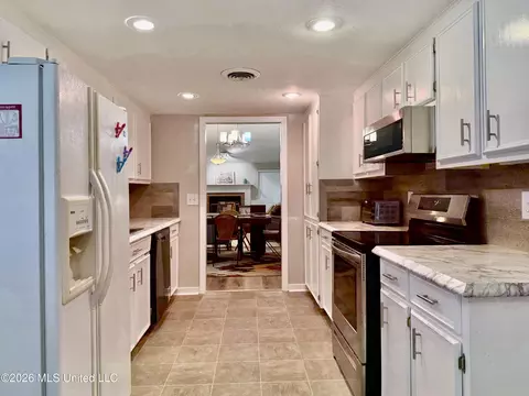 Kitchen - 59 Shore Dr, Clinton, MS 39056 photo 11 of 11