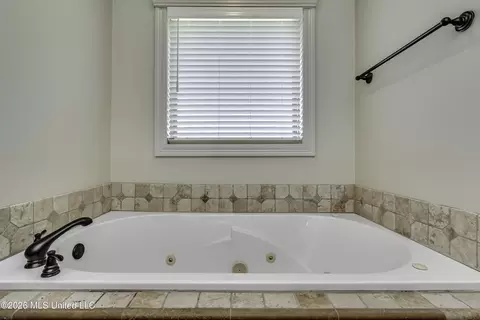 Bath - 511 Willow Valley Cir, Brandon, MS 39047 photo 1 of 6