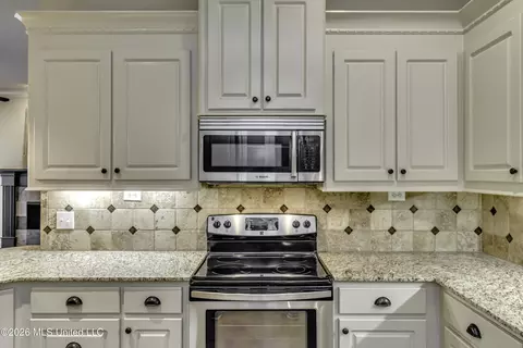 Kitchen - 511 Willow Valley Cir, Brandon, MS 39047 photo 3 of 6