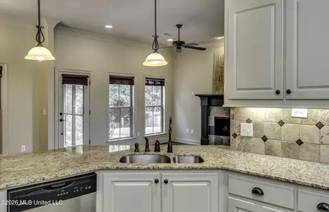 Kitchen - 511 Willow Valley Cir, Brandon, MS 39047 photo 4 of 6
