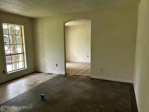 Living - 4118 Washington Dr, Moss Point, MS 39563 photo 3 of 4