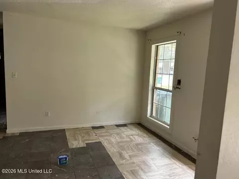 Living - 4118 Washington Dr, Moss Point, MS 39563 photo 2 of 4