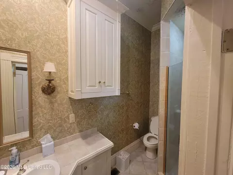 Bath - 910 Washington St, Natchez, MS 39120 photo 2 of 3