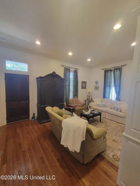 Entry Way - 910 Washington St, Natchez, MS 39120 photo 1 of 1