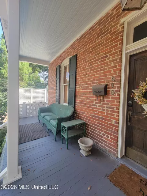 Exterior - 910 Washington St, Natchez, MS 39120 photo 1 of 2