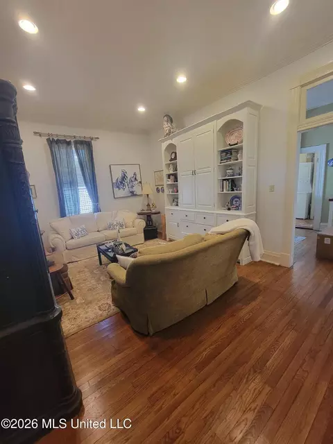 Living - 910 Washington St, Natchez, MS 39120 photo 1 of 1