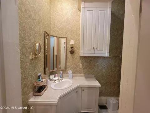 Bath - 910 Washington St, Natchez, MS 39120 photo 3 of 3