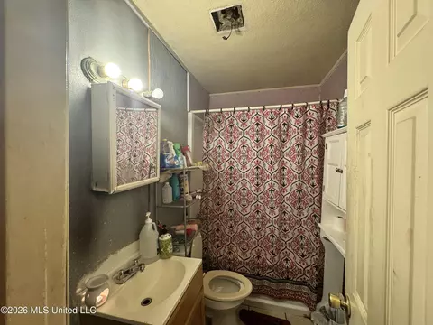 Bath - 3014 Woodview Dr, Jackson, MS 39212 photo 1 of 1