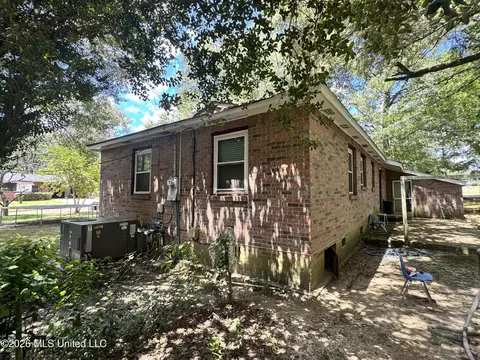 Exterior - 3014 Woodview Dr, Jackson, MS 39212 photo 5 of 6