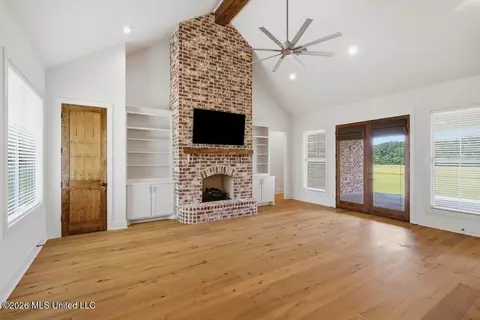 Living - 901 Sharon Rd, Canton, MS 39046 photo 2 of 3