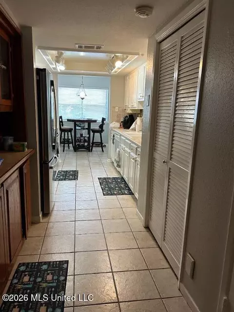 Entry Way - 5125 Old Canton Rd #202, Jackson, MS 39211 photo 2 of 3