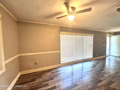Living - 3165 Oak Forest Dr, Jackson, MS 39212 photo 2 of 3