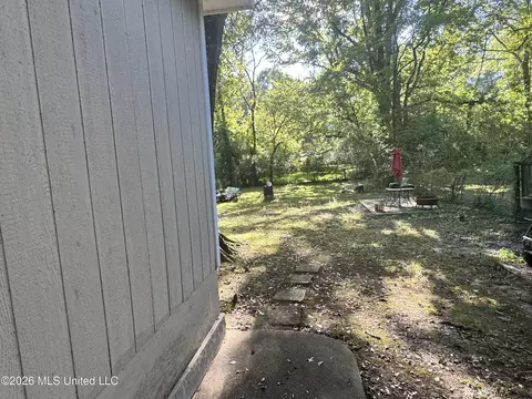 Exterior - 3165 Oak Forest Dr, Jackson, MS 39212 photo 4 of 7