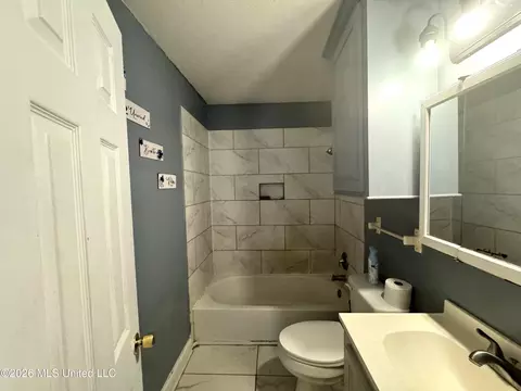 Bath - 3165 Oak Forest Dr, Jackson, MS 39212 photo 1 of 2