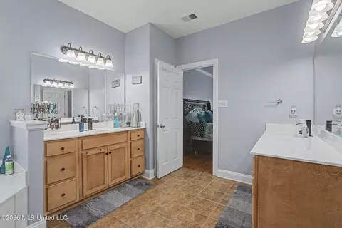 Bath - 6459 Carson Dr, Olive Branch, MS 38654 photo 3 of 7