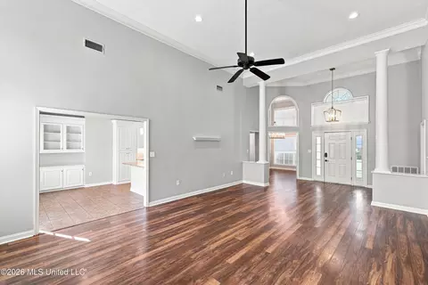 Living - 102 Spring Valley Dr, Brandon, MS 39047 photo 2 of 4