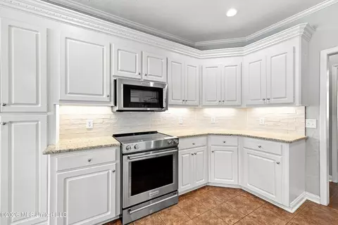 Kitchen - 102 Spring Valley Dr, Brandon, MS 39047 photo 3 of 4