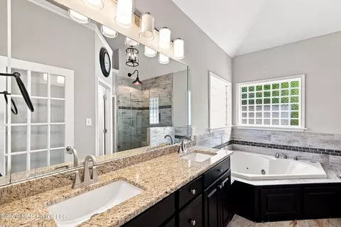 Bath - 102 Spring Valley Dr, Brandon, MS 39047 photo 3 of 4