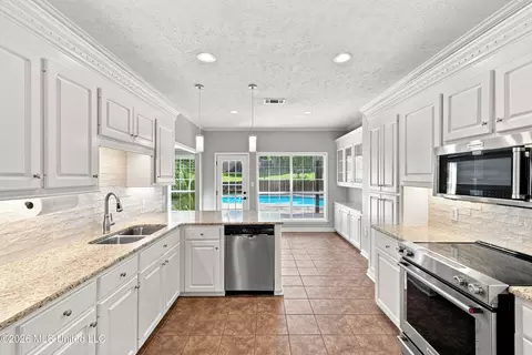 Kitchen - 102 Spring Valley Dr, Brandon, MS 39047 photo 1 of 4