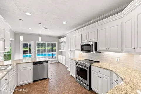 Kitchen - 102 Spring Valley Dr, Brandon, MS 39047 photo 4 of 4