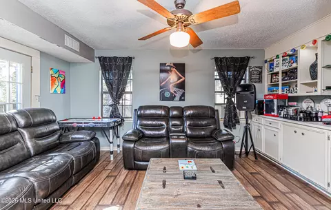 Living - 1240 Scots Gln, Jackson, MS 39204 photo 2 of 3