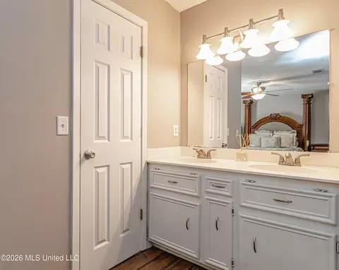 Bath - 1240 Scots Gln, Jackson, MS 39204 photo 1 of 4