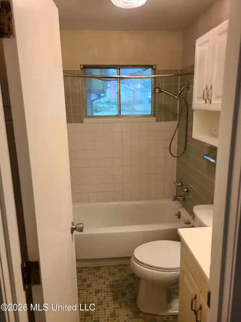 Bath - 638 Newland St #638, Jackson, MS 39211 photo 1 of 3