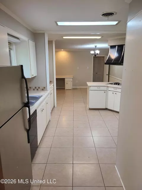Kitchen - 638 Newland St #638, Jackson, MS 39211 photo 1 of 3