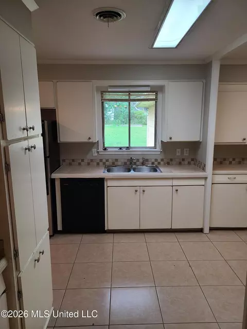 Kitchen - 638 Newland St #638, Jackson, MS 39211 photo 3 of 3