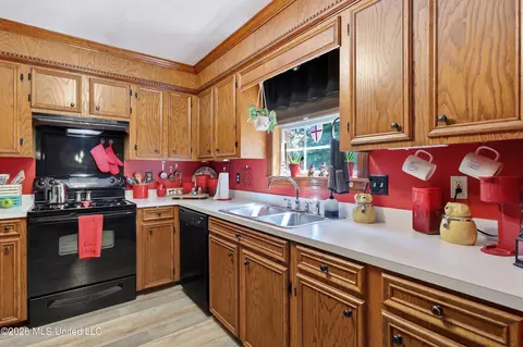 Kitchen - 305 Mockingbird Ln, Madison, MS 39110 photo 2 of 2