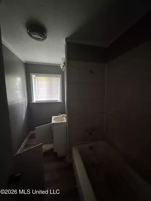 Bath - 1572 E Mcdowell Rd, Jackson, MS 39204 photo 1 of 1