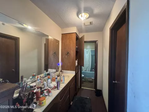 Bath - 3918 Forest Lake Dr, Jackson, MS 39212 photo 2 of 2